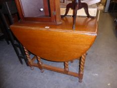 AN OAK CIRCULAR GATELEG DINING TABLE, ON SPIRALLY TWISTED SUPPORTS