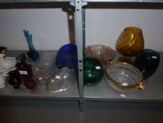 LARGE QUANTITY OF GLASSWARES/CERAMICS TO INCLUDE; DECORATIVE SHAPED GLASS VASE, LARGE BLUE DISH,