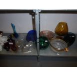 LARGE QUANTITY OF GLASSWARES/CERAMICS TO INCLUDE; DECORATIVE SHAPED GLASS VASE, LARGE BLUE DISH,