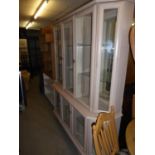 A MODERN LIMED OAK LARGE DISPLAY CABINET, ENCLOSED BY GLAZED DOORS AND HAVING MIRRORED INTERIOR, 5’