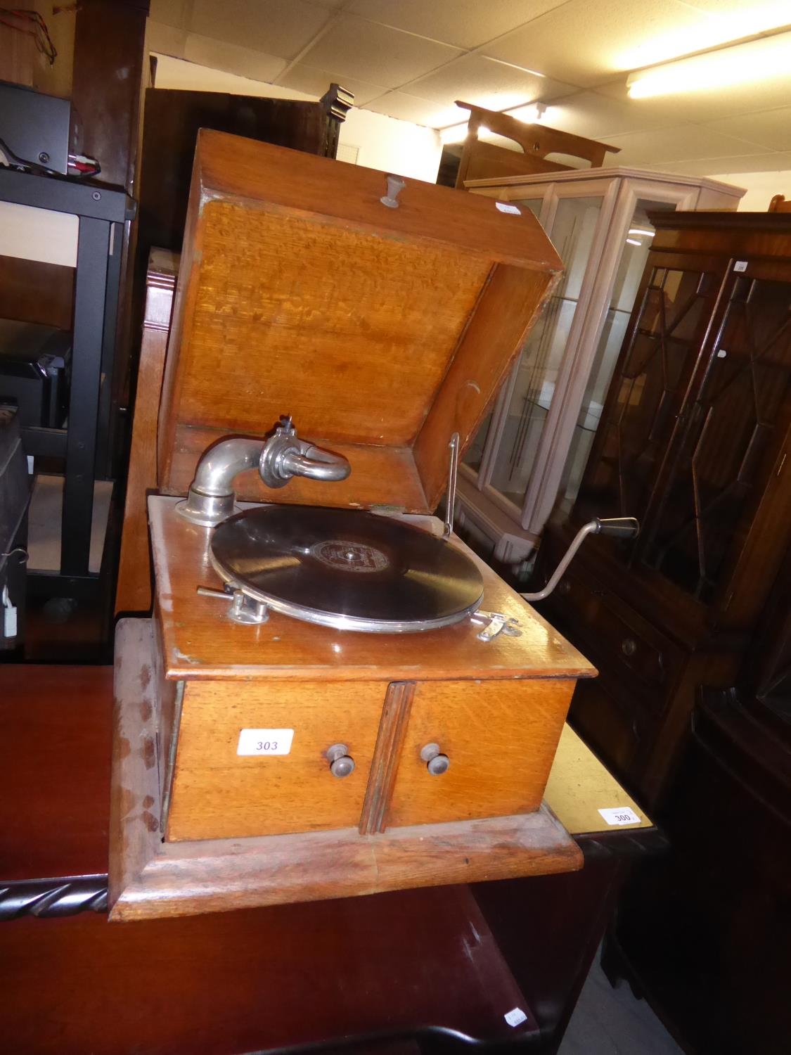 AN OAK CASED TABLE TOP WIND-UP GRAMOPHONE