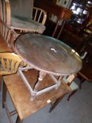 AN OAK CIRCULAR COFFEE TABLE WITH LOOSE PLATE GLASS PROTECTOR