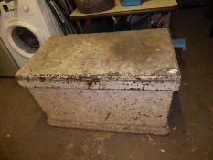 A LARGE VINTAGE WHITE PAINTED PINE FITTED TOOL CHEST WITH CARRYING HANDLES