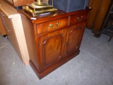 A MAHOGANY SMALL SIDEBOARD WITH TWO DRAWERS OVER TWO DOORS, ON PLINTH BASE, 2’7”