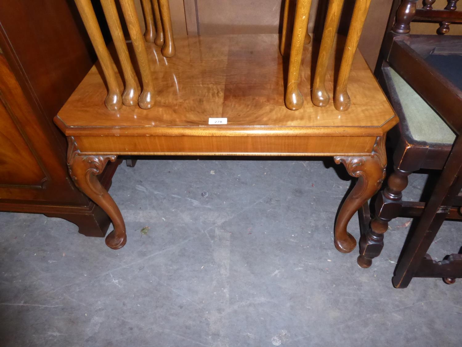 A GOOD QUALITY FIGURED WALNUT OBLONG COFFEE TABLE, WITH CANTED CORNERS, ON FOUR FOLIATE SCROLL