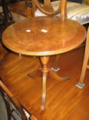 A GOOD QUALITY WALNUTWOOD CIRCULAR TOP TRIPOD OCCASIONAL TABLE (51cm DIAMETER)