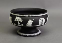 TWENTIETH CENTURY WEDGWOOD BLACK JASPERWARE PEDESTAL FRUIT BOWL, applied in white with a frieze of