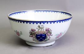 20th CENTURY ORIENTAL PORCELAIN FAUX CHINESE EXPORT ARMORIAL BOWL, the royal blue shield with five