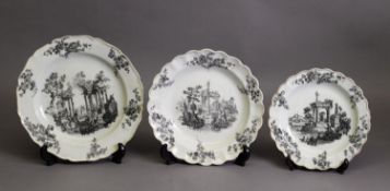 THREE 18th CENTURY WORCESTER PORCELAIN SCALLOP EDGED PLATES OF GRADUATING SIZE, each transfer