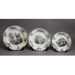 THREE 18th CENTURY WORCESTER PORCELAIN SCALLOP EDGED PLATES OF GRADUATING SIZE, each transfer