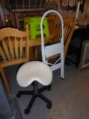 A MODERN REVOLVING STOOL WITH WHITE LEATHER TOP, FIVE SPUR BLACK METAL BASE, GREEN METAL STEP