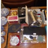 SELECTION OF ASSORTED ITEMS INCLUDING PRE and POST WAR POSTCARDS, A BOXED 3-D VIEW MASTER, AN