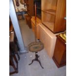 19TH CENTURY MAHOGANY POLE SCREEN WITH OCTAGONAL PRINTED WOODEN PANEL, ON TRIPOD SUPPORTS