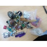 SUNDRY COSTUME JEWELLERY INCLUDING MOULDED PLASTIC ITEMS, LADIES WATCHES, RINGS, ETC., TOGETHER WITH