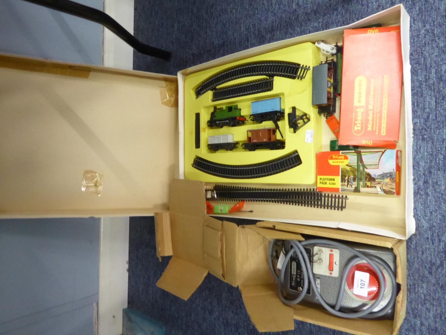 TRIANG HORNBY ELECTRIC 00 GAUGE PLASTIC MODEL TRAIN SET AND A TRIANG WESTMINSTER POWER CONTROLLER