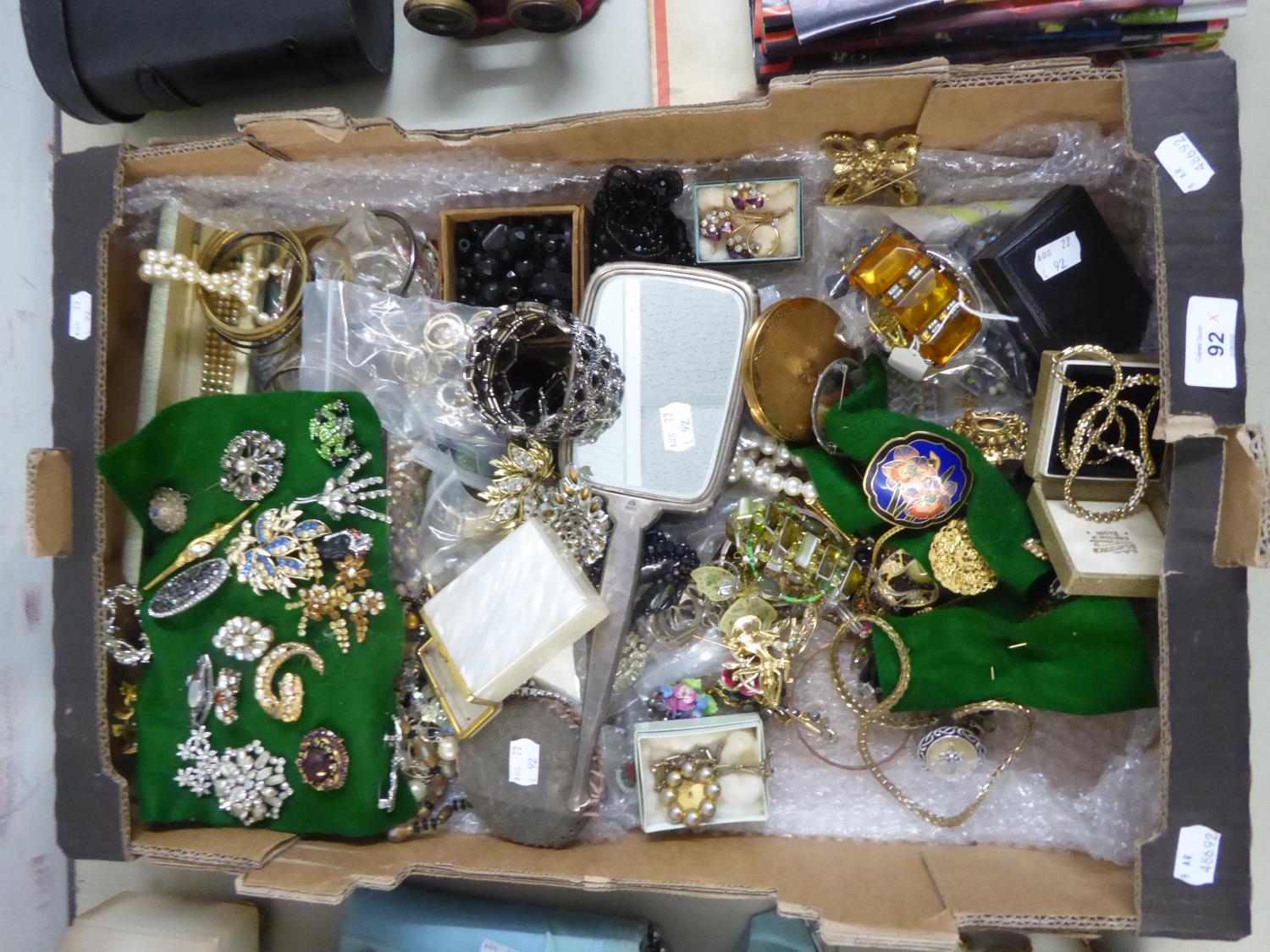 LARGE SELECTION OF COSTUME JEWELLERY INCLUDING JET BEAD AND OTHER NECKLACES, GOOD SELECTION OF