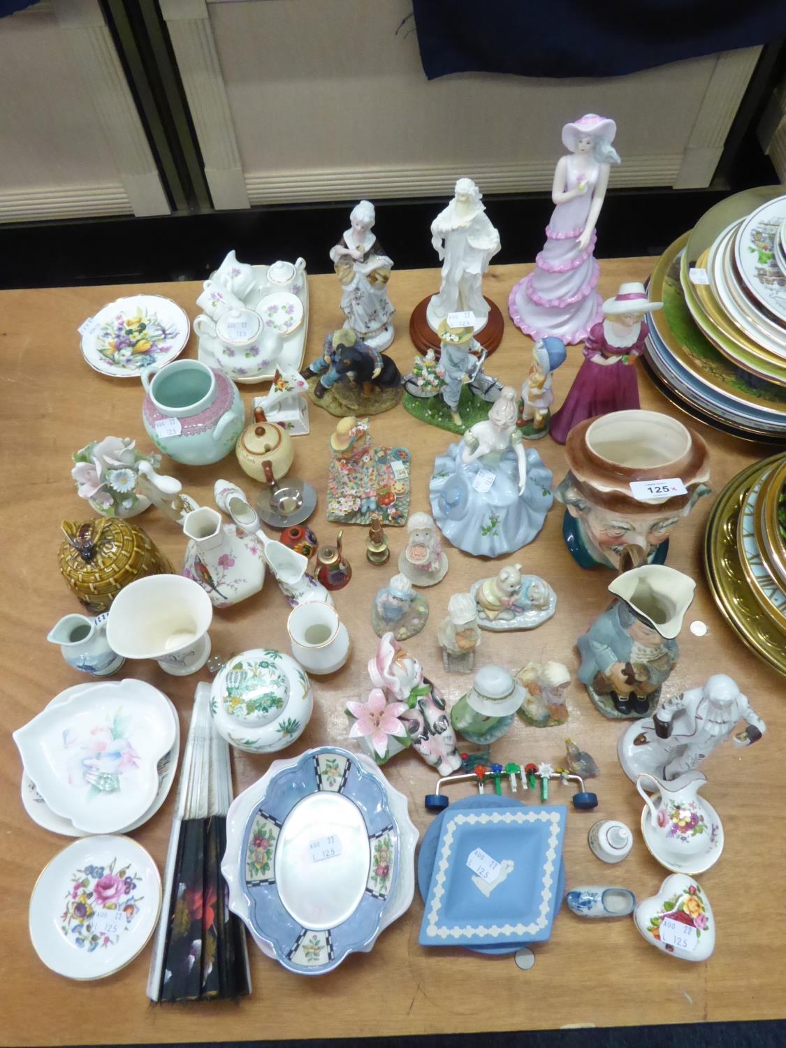 GOOD SELECTION OF CABINET ORNAMENTS TO INCLUDE FIGURES, TOBY JUGS, WEDGWOOD JASPERWARE ITEMS,