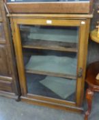 AN EARLY 20TH CENTURY LIGHT OAK CHINA DISPLAY CABINET, WITH LOW LEDGE BACK, FRAMED AND GLAZED DOOR