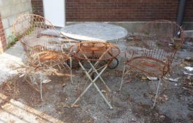 A PAIR OF METAL WIRE PATTERN GARDEN TUB ARMCHAIRS AND MATCHING CIRCULAR TABLE (RUSTY) AND A LARGE