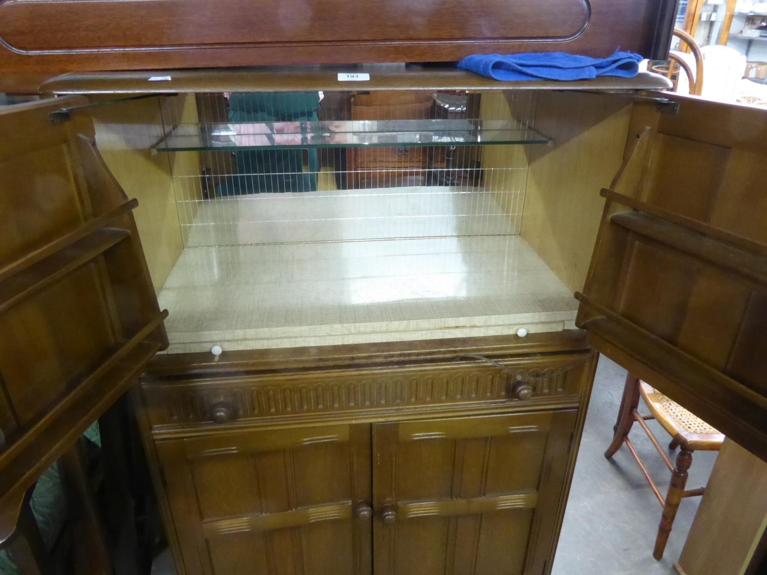 CIRCA 1960S CARVED LIGHT OAK COCKTAIL CABINET WITH FOUR PANE PATTERN DOORS AND MID-SECTION FULL- - Image 2 of 2