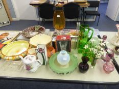 MIXED LOT OF COLOURED GLASS AND POTTERY TO INCLUDE A GREEN GLASS LEMONADE SET OF 7 PIECES, OTHER