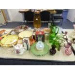 MIXED LOT OF COLOURED GLASS AND POTTERY TO INCLUDE A GREEN GLASS LEMONADE SET OF 7 PIECES, OTHER