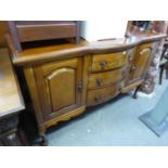 EARLY 20th CENTURY QUARTERED MAHOGANY SIDEBOARD, WITH NEST OF THREE BOW FRONTED CENTRE DRAWERS,