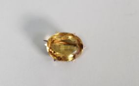 9ct GOLD BROOCH with a large oval citrine in a six claw crown setting, 25 x 20mm, 8gms gross