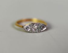 18ct GOLD AND PLATINUM RING with lozenge shaped top set with three tiny white stones, ring size M