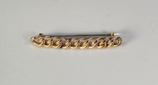 GOLD COLOURED METAL CURB PATTERN BAR BROOCH, 1 1/2in (4cm) wide, 2.2 gms