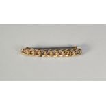 GOLD COLOURED METAL CURB PATTERN BAR BROOCH, 1 1/2in (4cm) wide, 2.2 gms