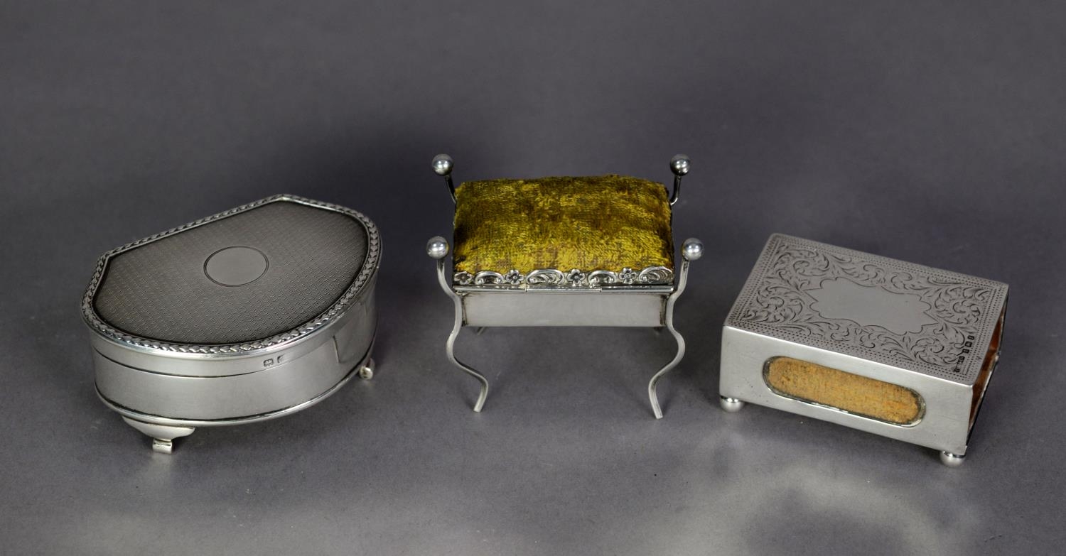 EARLY 20th CENTURY SILVER TRINKET BOX with lined interior on four bracket feet, Birmingham 1918,