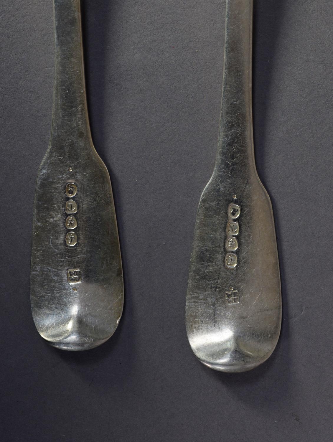 MATCHED SET OF SIX GEORGE III, GEORGE IV and WILLIAM IV SILVER FIDDLE PATTERN CRESTED TABLE SPOONS - Image 2 of 2