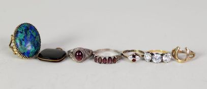 EARLY 20th CENTURY DARK BLUE AND G REEN HARDSTONE SET OVAL SILVER GILT RING; 4 OTHER VINTAGE