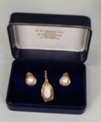 PAIR OF 14ct GOLD AND BAROQUE PEARL ORCHID PATTERN PIN EARRINGS AND THE MATCHING PENDANT, 7.2gms