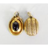 VICTORIAN 18ct GOLD OVAL PENDANT LOCKET enclosing a photographic likeness of a Victorian lady,