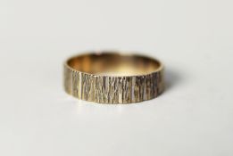 9ct WHITE GOLD BARK TEXTURED BAND RING, London 1982, 1.8gms