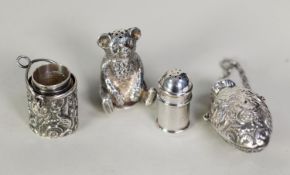 EDWARDIAN SILVER NOVELTY PEPPERETTE in the form of a SEATED TEDDY BEAR with removable pull-off head,