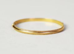 9ct GOLD NARROW HINGE-OPENING BANGLE with fine rope borders, 8gms, 2 3/8in (6cm) (c/r clasp not