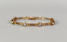 15ct GOLD ALTERNATE GATE LINK AND CIRCLET LINK BRACELET, each of the eight circlet links collet