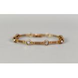 15ct GOLD ALTERNATE GATE LINK AND CIRCLET LINK BRACELET, each of the eight circlet links collet