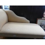 A SMALL CHAISE LONGUE WITH SCROLL END, COVERED IN CREAM AND GOLD FABRIC AND RAISED ON CABRIOLE LEGS
