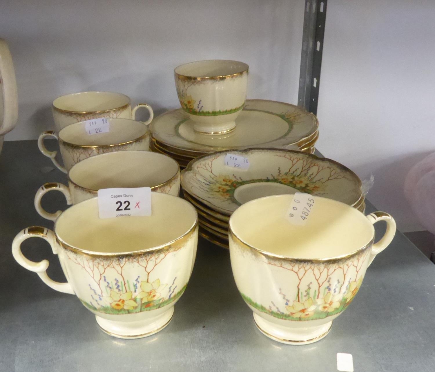 AN 18 PIECE CROWN DEVON 'SPRINGWOOD' TEA SERVICE IN YELLOW AND FLORAL DECORATION