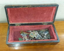 AN ANTIQUE OBLONG BOX, WITH TUNBRIDGE BAND AND A SELECTION OF OLD KEYS