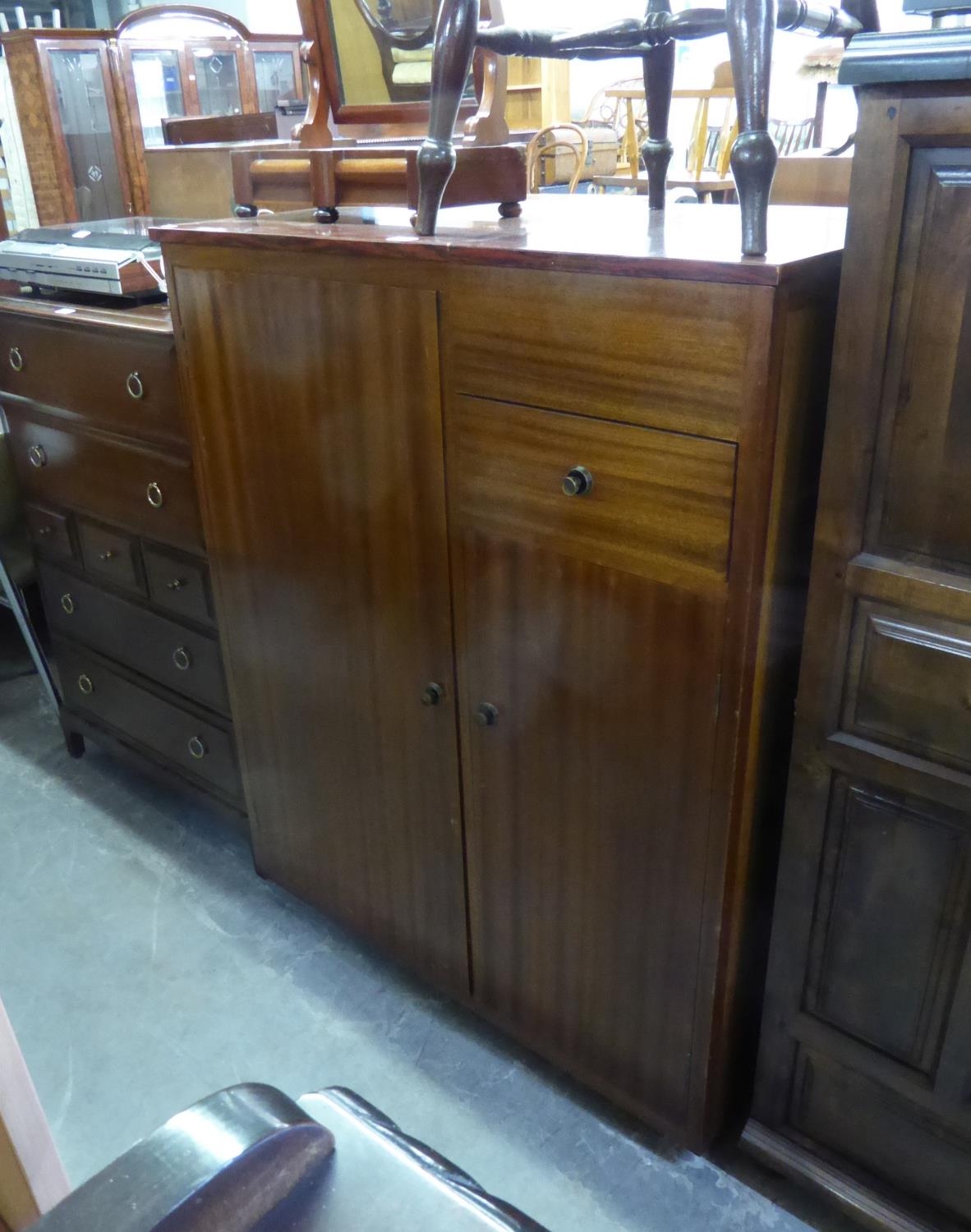 A GENT’S CIRCA 1960'S MAHOGANY SMALL COMPACT WARDROBE, PART OF TOP HINGED TO REVEAL MIRROR AND