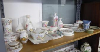 A GOOD SELECTION OF DECORATIVE CERAMICS, 28 PIECES INCLUDING; 10 ITEMS OF AYNSLEY EXAMPLES OF '