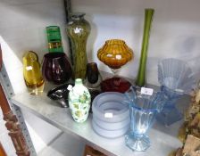 AN INTERESTING SELECTION OF COLOURED GLASSWARE TO INCLUDE; A LARGE BULBOUS SHAPED VASE, AMBER