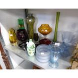 AN INTERESTING SELECTION OF COLOURED GLASSWARE TO INCLUDE; A LARGE BULBOUS SHAPED VASE, AMBER