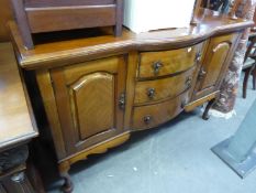 EARLY 20th CENTURY QUARTERED MAHOGANY SIDEBOARD, WITH NEST OF THREE BOW FRONTED CENTRE DRAWERS,