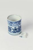 CHINESE QING DYNASTY KANGXI PERIOD HANDLED MUG, painted in underglaze blue with stylised flowers and